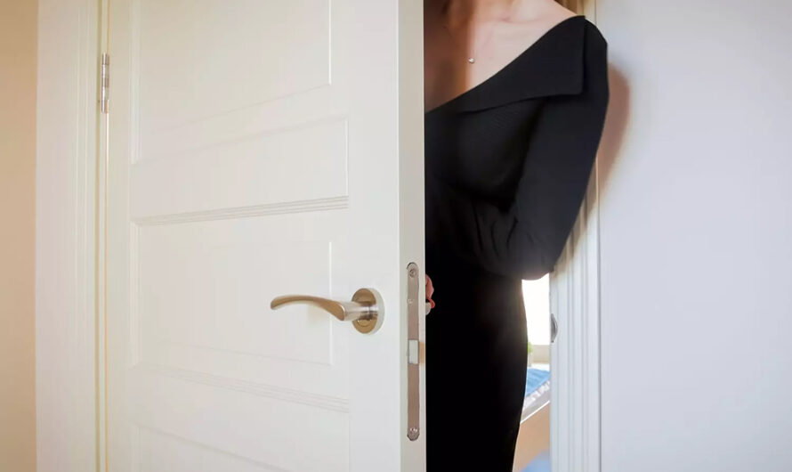 Elle se rend chez un client pour redécorer une chambre et ce qu’elle trouve dans le lit est inédit