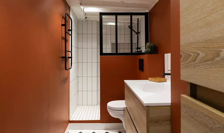 C’est ce que font tous les décorateurs pour qu’une petite salle de bains paraisse plus grande