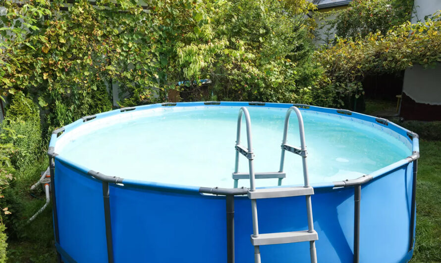 Fini le bleu moche de la piscine hors-sol, il y a une solution très simple pour la relooker