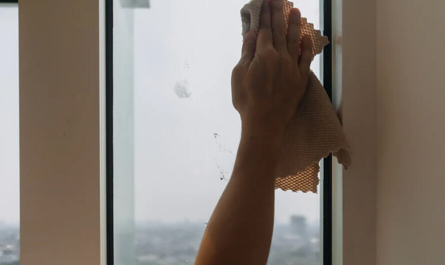 C’est le geste que font les pros du ménage : il garantit des vitres sans traces