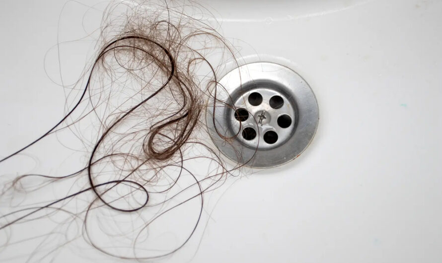 Cet accessoire qu’on a souvent dans la cuisine élimine les cheveux de la douche sans même les toucher
