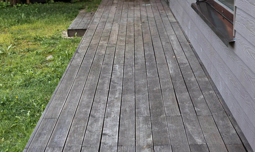 Les anciens l&rsquo;utilisaient pour nettoyer leur terrasse : cet ingrédient naturel dégrise le bois sans l&rsquo;abîmer
